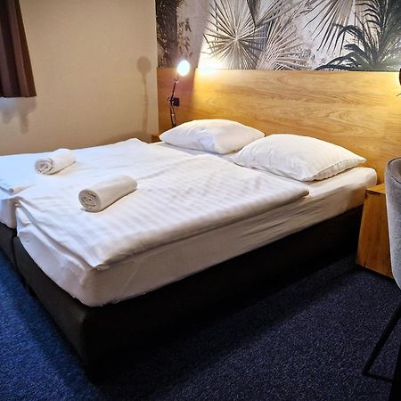 Garda Hotel Сомбатхей Экстерьер фото