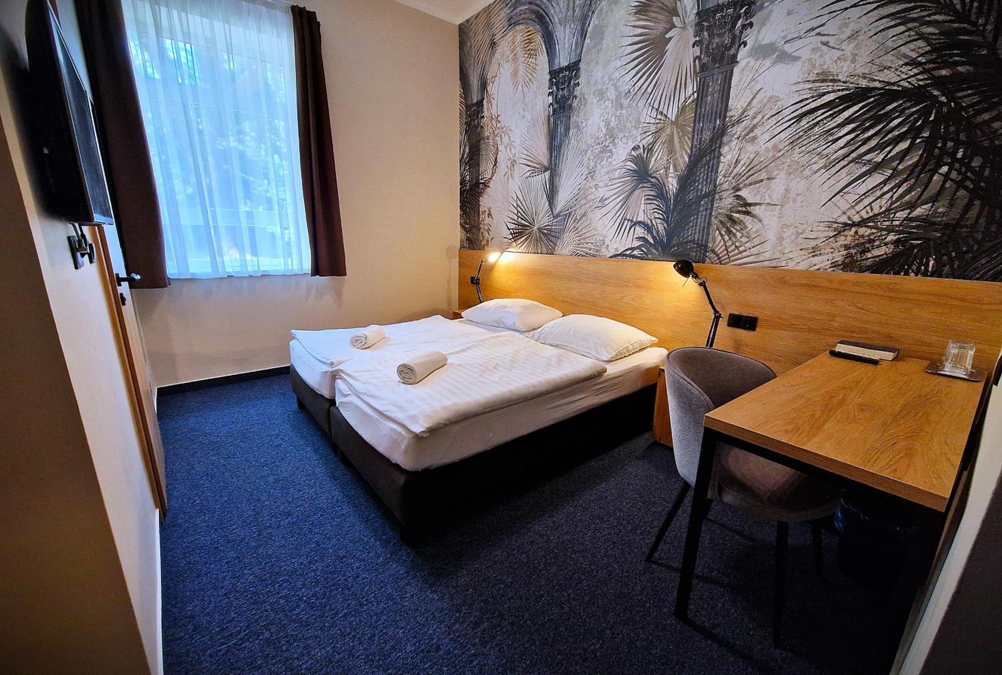 Garda Hotel Сомбатхей Экстерьер фото