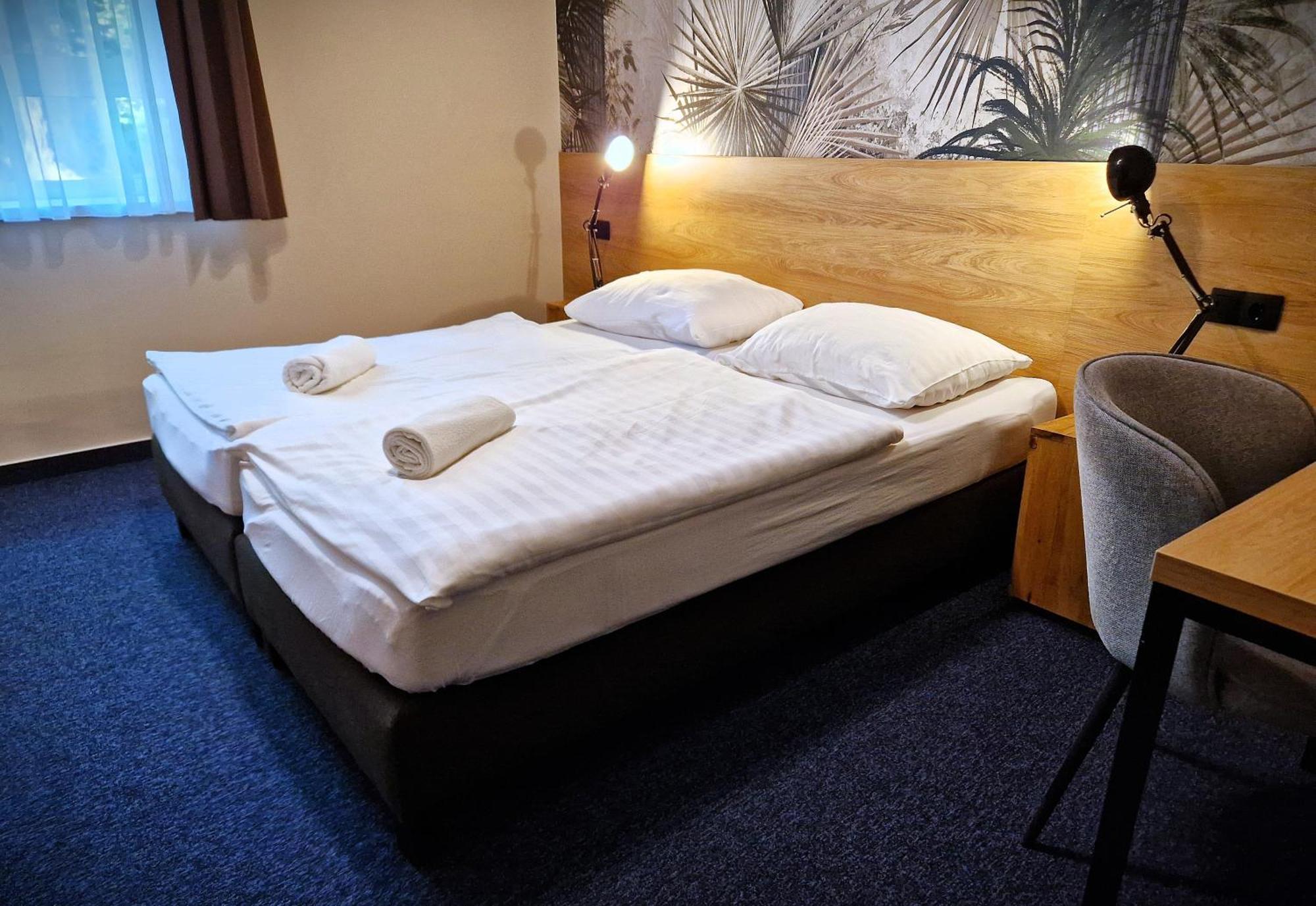 Garda Hotel Сомбатхей Экстерьер фото